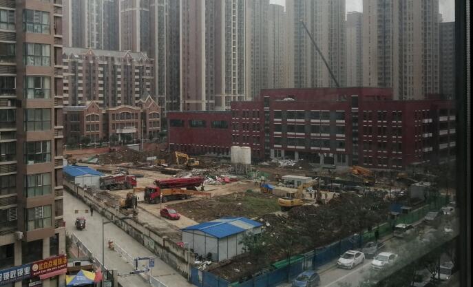 10天時間，一座學(xué)校塑膠跑道，建設(shè)完成