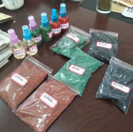塑膠跑道原材料進(jìn)行現(xiàn)場取樣，取樣檢測材料分別是：黑色顆粒，紅色顆粒，綠色顆粒，紅色面漆，綠色面漆，膠水。